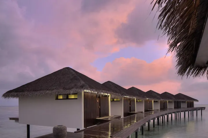 The Residence Maldives at Falhumaafushi — светлая ванная комната с отдельно стоящей ванной и панорамным видом на океан