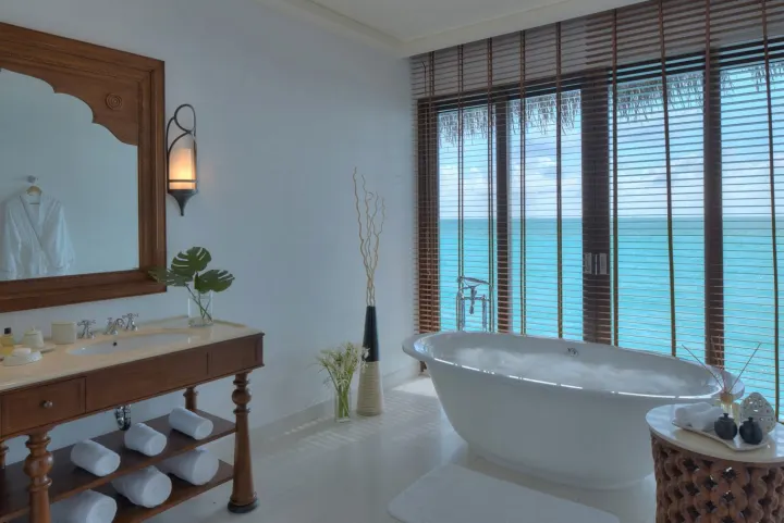 The Residence Maldives at Falhumaafushi — белоснежный песчаный пляж с тропическими пальмами вдоль берега лагуны