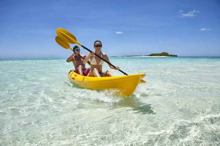 The Residence Maldives at Falhumaafushi — надводный ресторан с открытой террасой и столиками над бирюзовой водой