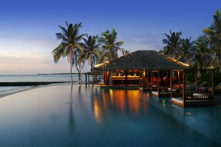 The Residence Maldives at Falhumaafushi — павильоны спа-центра над водой для расслабляющих процедур и массажа