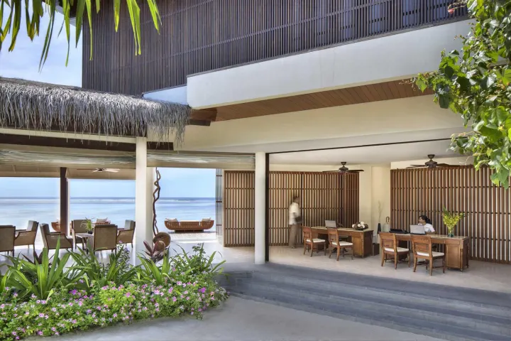 The Residence Maldives at Falhumaafushi — водные виллы на сваях над прозрачной бирюзовой лагуной острова