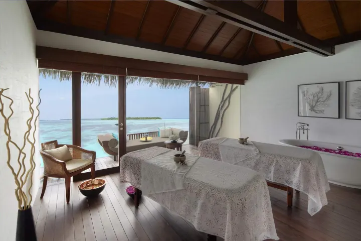 The Residence Maldives at Falhumaafushi — терраса водной виллы с приватным бассейном и шезлонгами над океаном