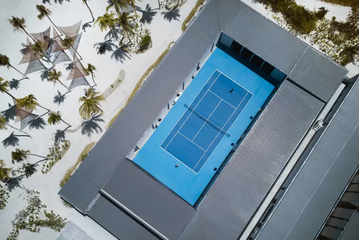 The Ritz-Carlton Maldives, Fari Islands, Мальдивы — развлечения The Ritz-Carlton Maldives, Fari Islands — люди играют на теннисном корте
