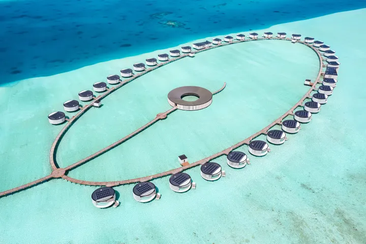 The Ritz-Carlton Maldives, Fari Islands — вид сверху на кольцо водных вилл