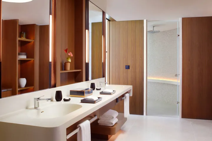 The Ritz-Carlton Maldives, Fari Islands, Мальдивы — ванная The Ritz-Carlton Maldives, Fari Islands — просторная ванная комната с деревянной отделкой