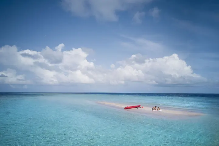 The Ritz-Carlton Maldives, Fari Islands, Мальдивы — пляж The Ritz-Carlton Maldives, Fari Islands — люди отдыхают на белой песчаной косе