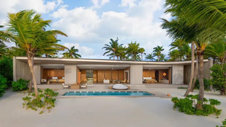The Ritz-Carlton Maldives, Fari Islands, Мальдивы — вилла на пляже The Ritz-Carlton Maldives, Fari Islands — пляжная вилла с большим бассейном