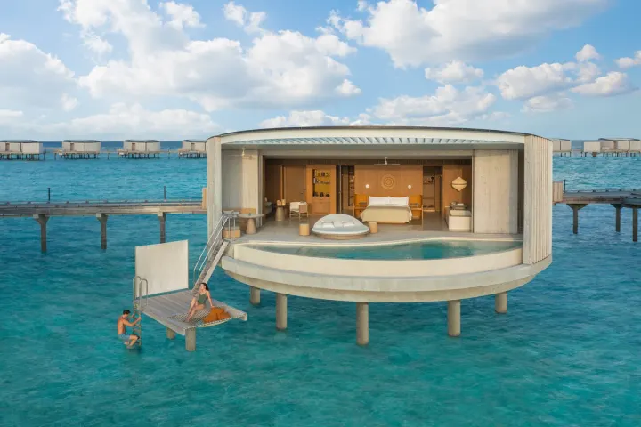 The Ritz-Carlton Maldives, Fari Islands, Мальдивы — бассейн The Ritz-Carlton Maldives, Fari Islands — панорамный бассейн на водной вилле