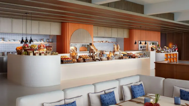 The Ritz-Carlton Maldives, Fari Islands, Мальдивы — ресторан The Ritz-Carlton Maldives, Fari Islands — интерьер ресторана с открытой кухней