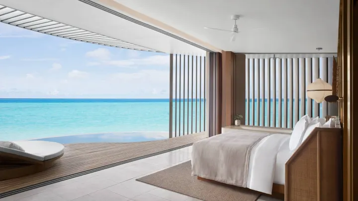 The Ritz-Carlton Maldives, Fari Islands, Мальдивы — интерьер виллы The Ritz-Carlton Maldives, Fari Islands — светлая спальня с видом на океан