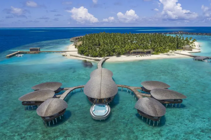 The St. Regis Maldives Vommuli Resort — вид сверху на спа и водные виллы
