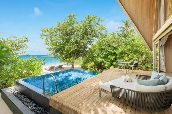 The St. Regis Maldives Vommuli Resort, Мальдивы — бассейн The St. Regis Maldives Vommuli Resort — терраса с собственным бассейном среди зелени