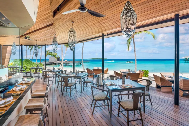 The St. Regis Maldives Vommuli Resort, Мальдивы — ресторан The St. Regis Maldives Vommuli Resort — открытый ресторан с видом на океан
