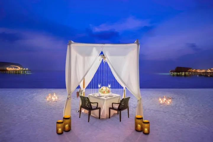 The St. Regis Maldives Vommuli Resort, Мальдивы — ресторан The St. Regis Maldives Vommuli Resort — романтический ужин на пляже при свечах