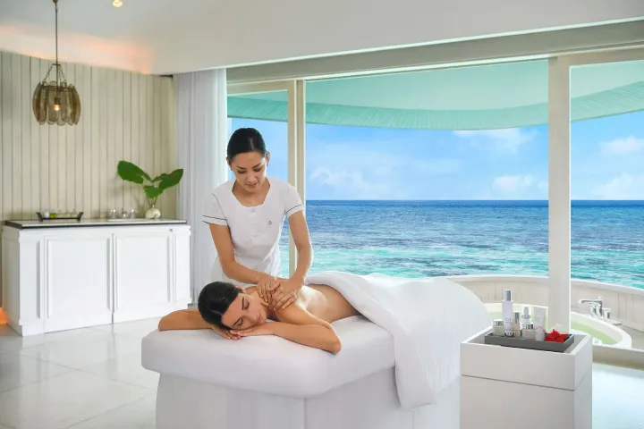 The St. Regis Maldives Vommuli Resort, Мальдивы — спа The St. Regis Maldives Vommuli Resort — массаж в спа-центре с видом на воду