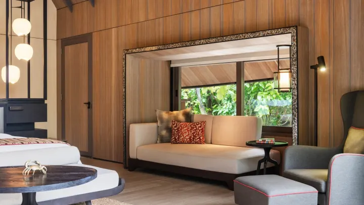 The St. Regis Maldives Vommuli Resort, Мальдивы — интерьер виллы The St. Regis Maldives Vommuli Resort — элегантная гостиная на вилле с панорамными окнами