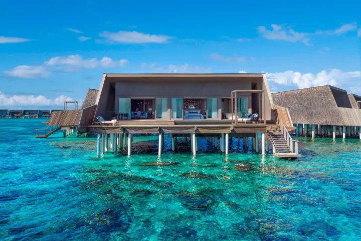 The St. Regis Maldives Vommuli Resort, Мальдивы — вилла на воде The St. Regis Maldives Vommuli Resort — большая водная вилла с приватным бассейном