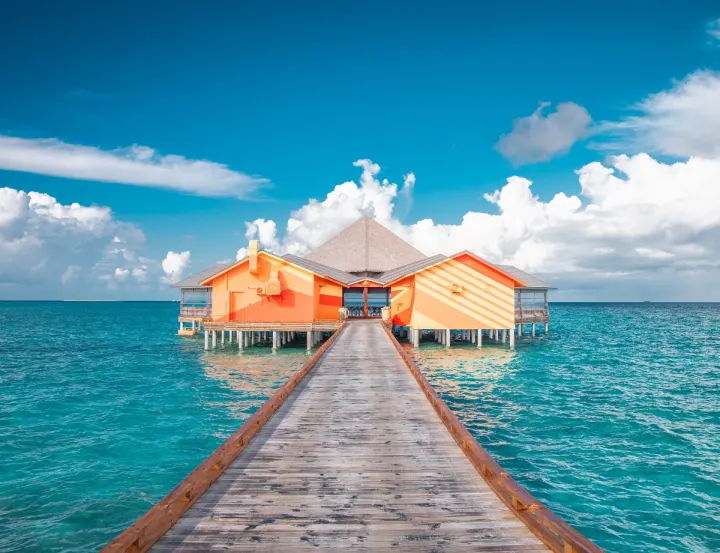 The Standard, Huruvalhi Maldives — надводный бар для взрослых с прозрачным полом и видом на закат
