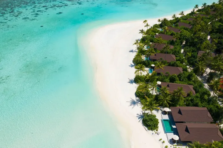 The Standard, Huruvalhi Maldives — береговые виллы с приватными бассейнами среди пальм у кромки пляжа