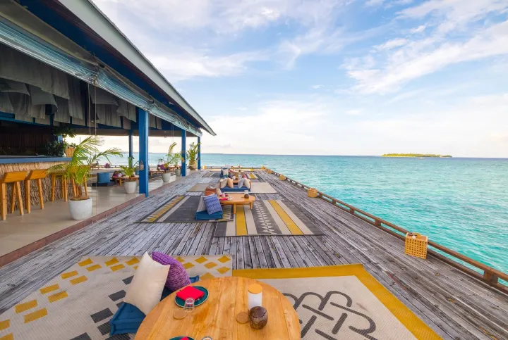 The Standard, Huruvalhi Maldives — ресторан традиционной мальдивской кухни на сваях над водой лагуны