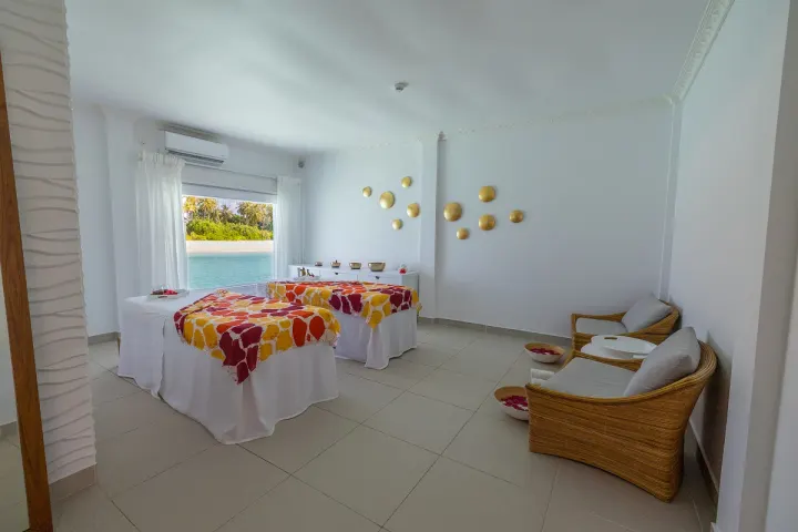 The Standard, Huruvalhi Maldives — процедурный кабинет надводного спа-центра с панорамным видом на океан