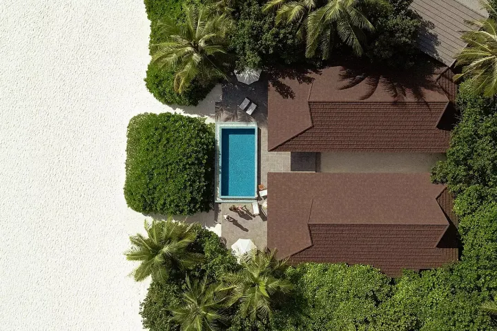 The Standard, Huruvalhi Maldives — яркий современный интерьер семейной пляжной виллы с видом на сад