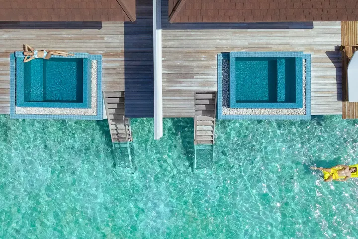 The Standard, Huruvalhi Maldives — терраса водной виллы с приватным инфинити-бассейном и спуском в лагуну