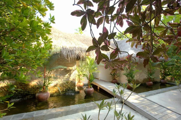 V Villas Maldives at Mirihi — панорамный вид с высоты на камерный зелёный остров и домашний риф