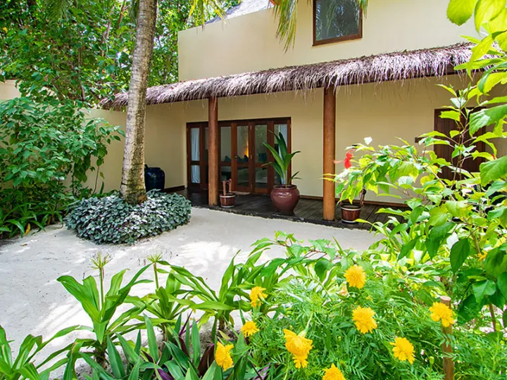 V Villas Maldives at Mirihi — двухэтажная пляжная резиденция среди тропической зелени у берега океана