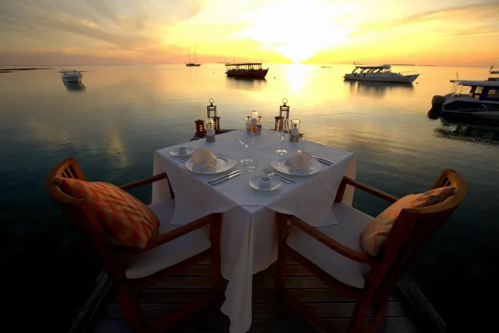 V Villas Maldives at Mirihi — богатый подводный мир домашнего кораллового рифа в паре метров от берега