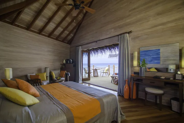 V Villas Maldives at Mirihi — надводный ресторан а-ля карт с романтичной террасой над лагуной