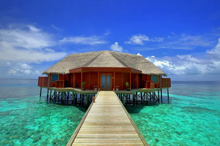 V Villas Maldives at Mirihi — водные виллы на сваях над прозрачной бирюзовой лагуной у края рифа