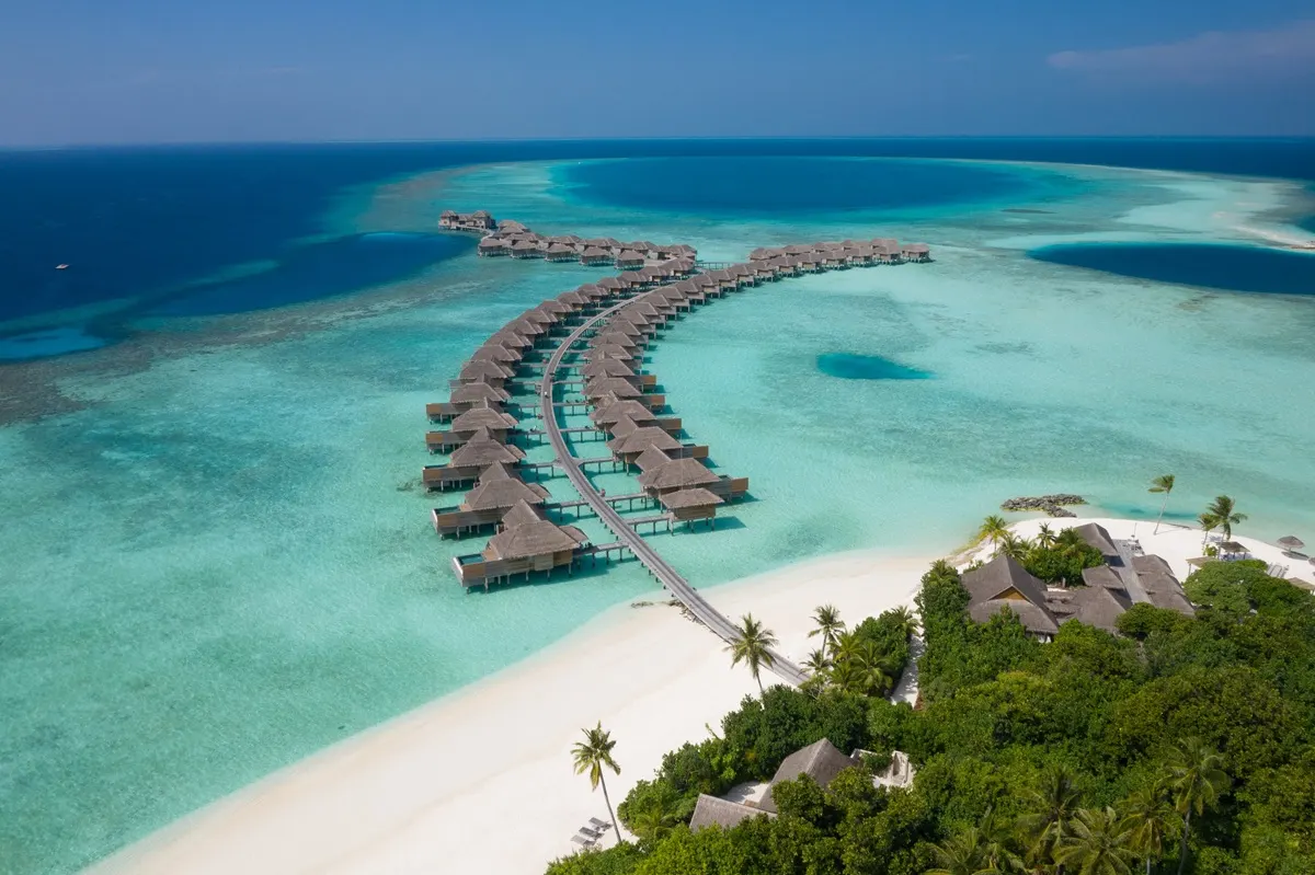 Vakkaru Maldives — панорамный вид на остров и ветку водных вилл