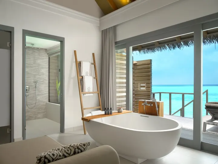 Vakkaru Maldives, Мальдивы — ванная Vakkaru Maldives — светлая ванная комната с панорамным видом на океан