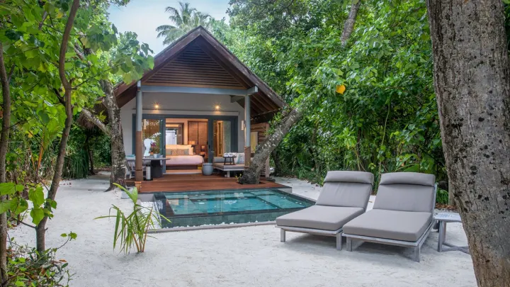 Vakkaru Maldives, Мальдивы — вилла на пляже Vakkaru Maldives — пляжная вилла с небольшим бассейном среди тропической зелени