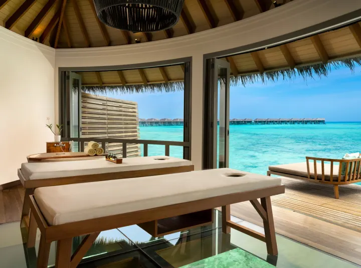 Vakkaru Maldives, Мальдивы — спа Vakkaru Maldives — спа-кабинет для двоих со стеклянным полом