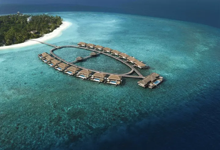 Velaa Private Island — вид с воздуха на остров и водные виллы