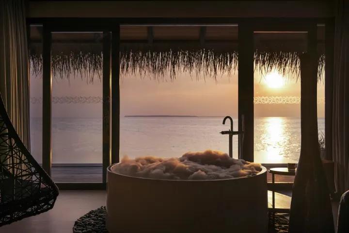 Velaa Private Island — ванна с панорамным видом на закат