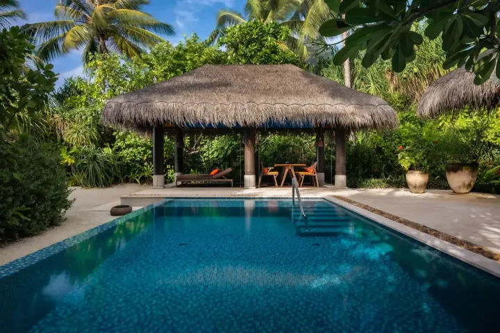 Velaa Private Island — бассейн и зона отдыха на пляжной вилле
