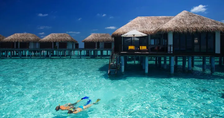 Velassaru Maldives — панорама острова с белоснежным пляжем и бирюзовой лагуной