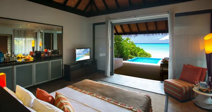 Velassaru Maldives — береговая вилла с частным бассейном и прямым выходом на пляж