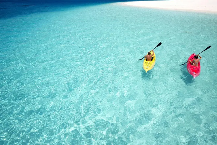 Velassaru Maldives — надводный павильон спа-центра с джакузи и видом на горизонт