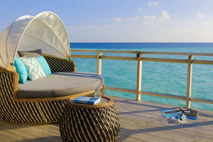 Velassaru Maldives — терраса водной виллы с панорамным видом на прозрачную лагуну
