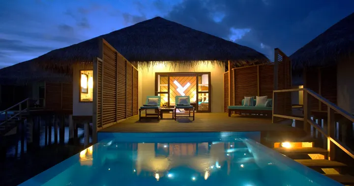Velassaru Maldives — водное бунгало с собственным бассейном и спуском в океан