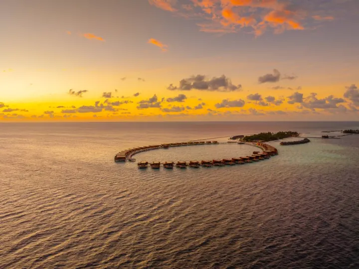 Veligandu Island Resort & Spa — вид на остров с круговой веткой водных вилл