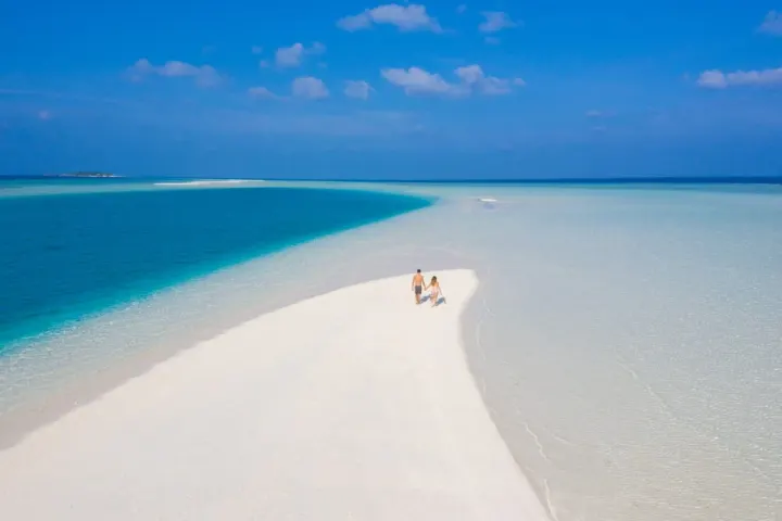 Veligandu Island Resort & Spa — длинная песчаная коса отеля с высоты птичьего полета