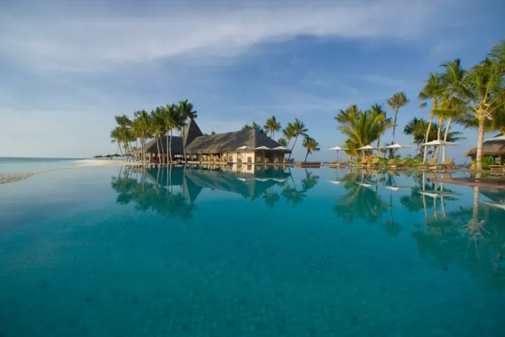 Veligandu Island Resort & Spa — инфинити-бассейн отеля с видом на лагуну