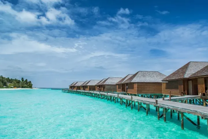 Veligandu Island Resort & Spa — деревянные водные виллы над бирюзовой лагуной