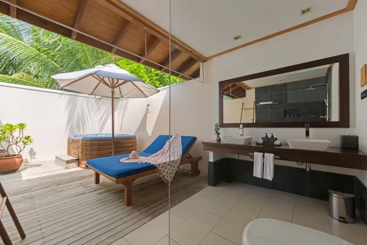 Vilamendhoo Island Resort & Spa, Мальдивы — ванная Vilamendhoo Island Resort & Spa — полуоткрытая ванная комната с двумя раковинами и джакузи