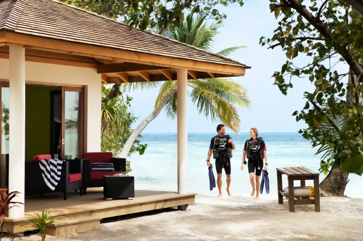 Vilamendhoo Island Resort & Spa, Мальдивы — вилла на пляже Vilamendhoo Island Resort & Spa — береговая вилла с джакузи и выходом на пляж